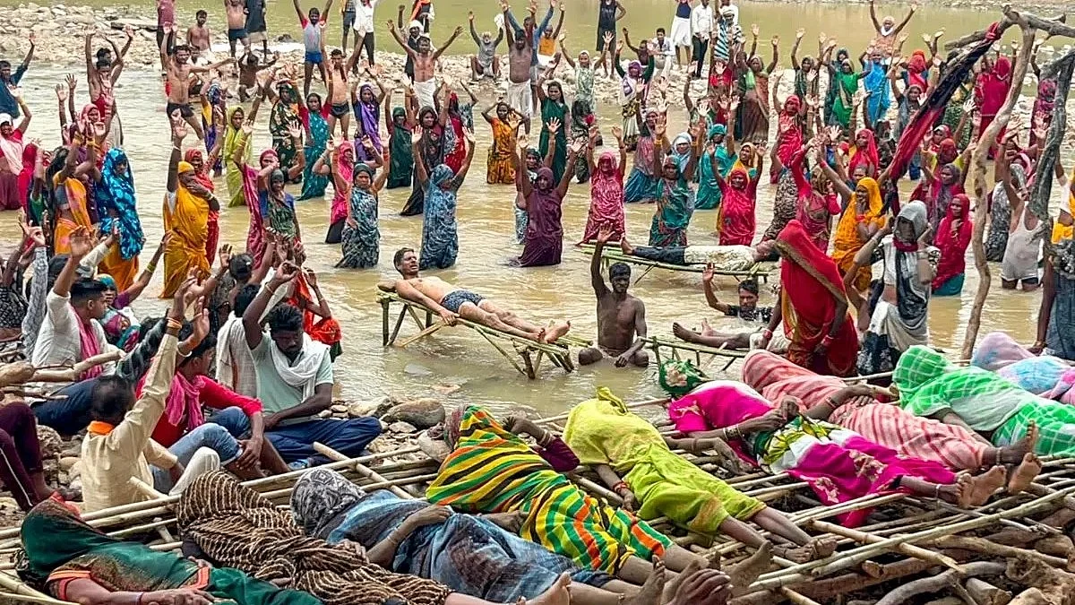 केन-बेतवा नदी लिंकिंग परियोजना के खिलाफ चिता आंदोलन करते आदिवासी (फोटो : पीटीआई)