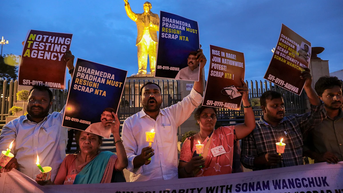 आकार पटेल / वांगचुक को भले ही सरकार ने हटा दिया, लेकिन देशवासियों के सामने खुल गई सरकारी सिस्टम की पोल