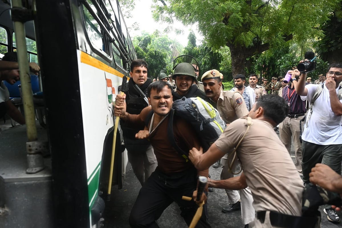 संसद जाती हर सड़क पर उतरा गुस्साए युवाओं का सैलाब, जिससे हिल गई सरकार, विपक्ष हो उठा उद्धेलित