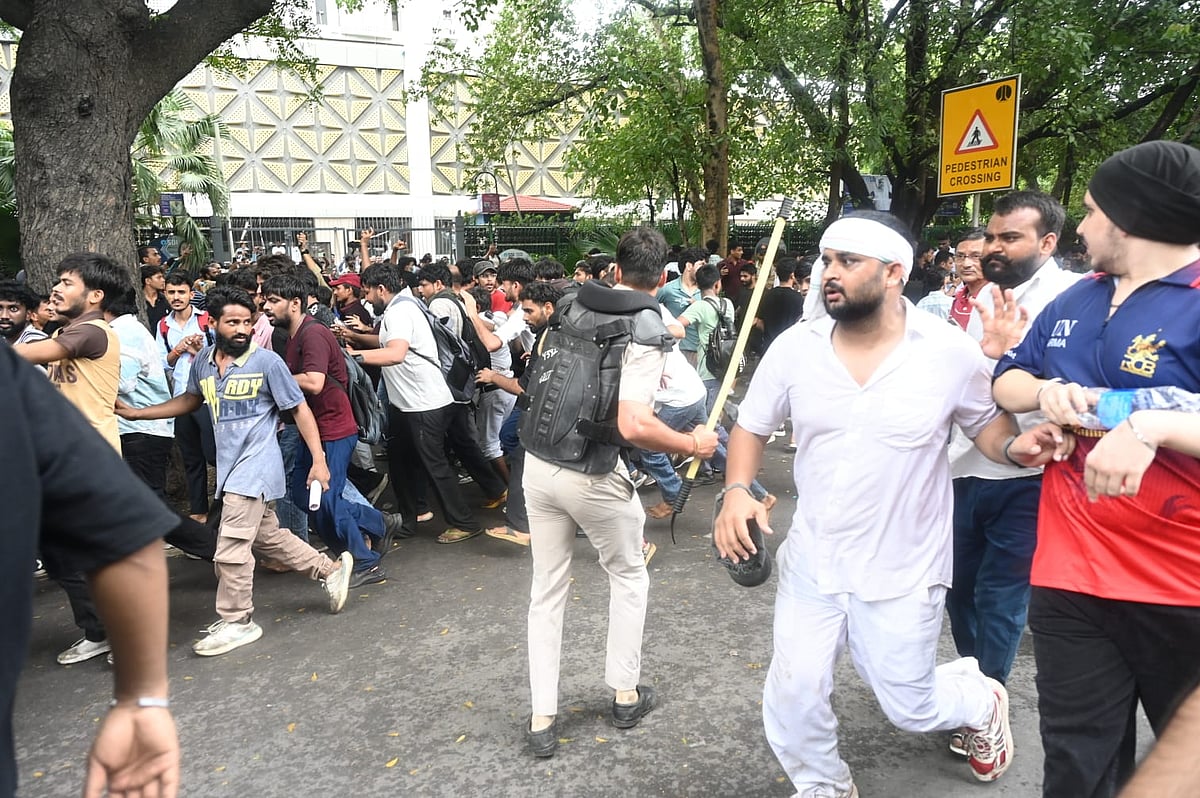 संसद जाती हर सड़क पर उतरा गुस्साए युवाओं का सैलाब, जिससे हिल गई सरकार, विपक्ष हो उठा उद्धेलित