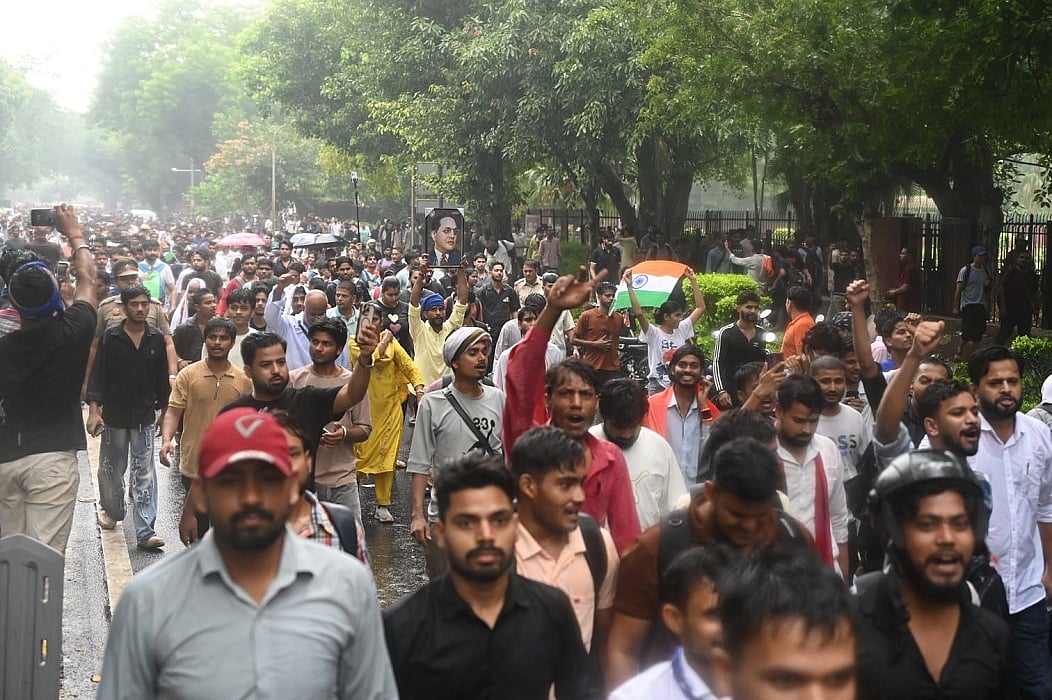 संसद की ओर मार्च कर रहे प्रदर्शनकारियों पर लाठीचार्ज, दीपके को हिरासत में लिया गया, पुलिस ने किया खंडन (फोटोः विपिन)