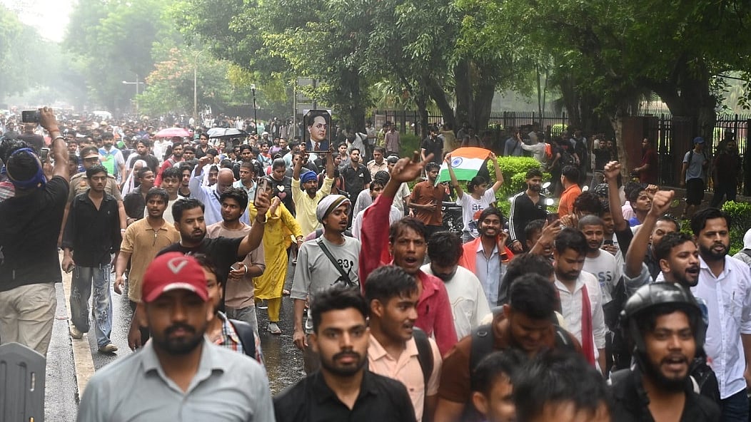 संसद की ओर मार्च कर रहे प्रदर्शनकारियों पर लाठीचार्ज, दीपके को हिरासत में लिया गया, पुलिस ने किया खंडन (फोटोः विपिन)