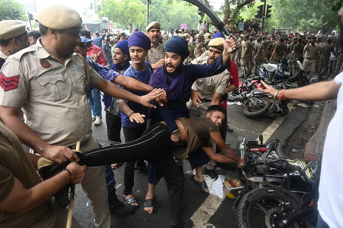 संसद जाती हर सड़क पर उतरा गुस्साए युवाओं का सैलाब, जिससे हिल गई सरकार, विपक्ष हो उठा उद्धेलित