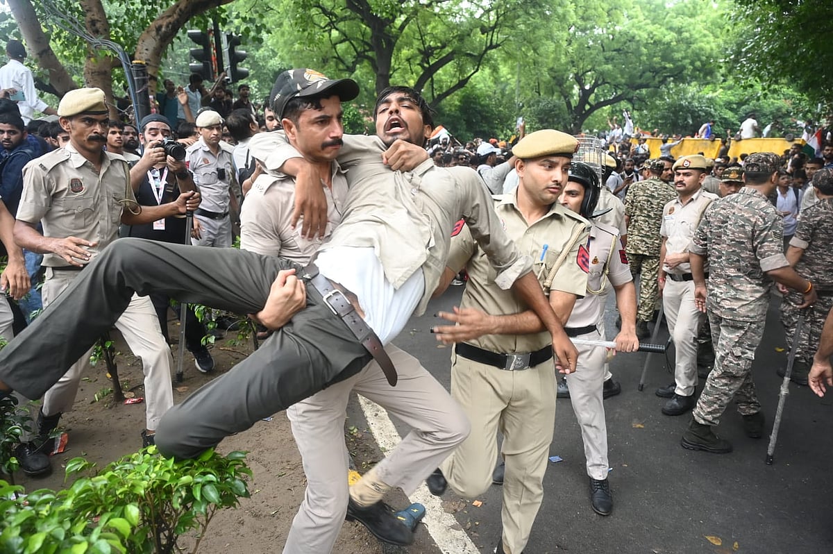 संसद जाती हर सड़क पर उतरा गुस्साए युवाओं का सैलाब, जिससे हिल गई सरकार, विपक्ष हो उठा उद्धेलित