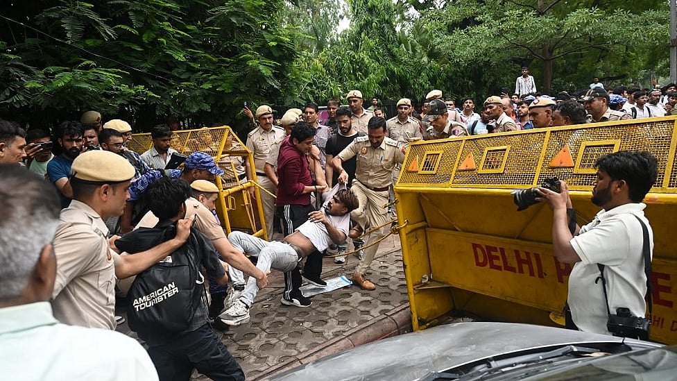 100 से ज्यादा प्रदर्शनकारी हिरासत में, पुलिस ने कहा- ये छात्र नहीं, पहचान सत्यापित कर होगी कार्रवाई (फोटोः विपिन)