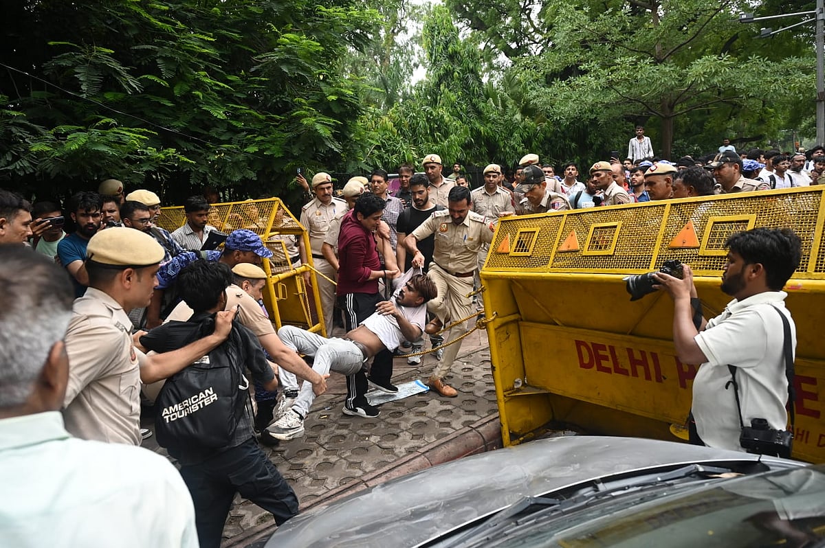 संसद जाती हर सड़क पर उतरा गुस्साए युवाओं का सैलाब, जिससे हिल गई सरकार, विपक्ष हो उठा उद्धेलित