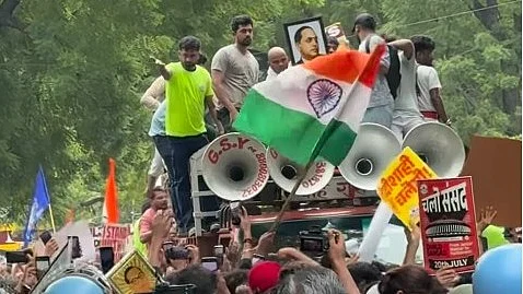 जंतर-मंतर पर छात्रों के समर्थन में पहुंचे टीवी और बॉलीवुड सेलेब्स, जवाबदेही की उठाई मांग