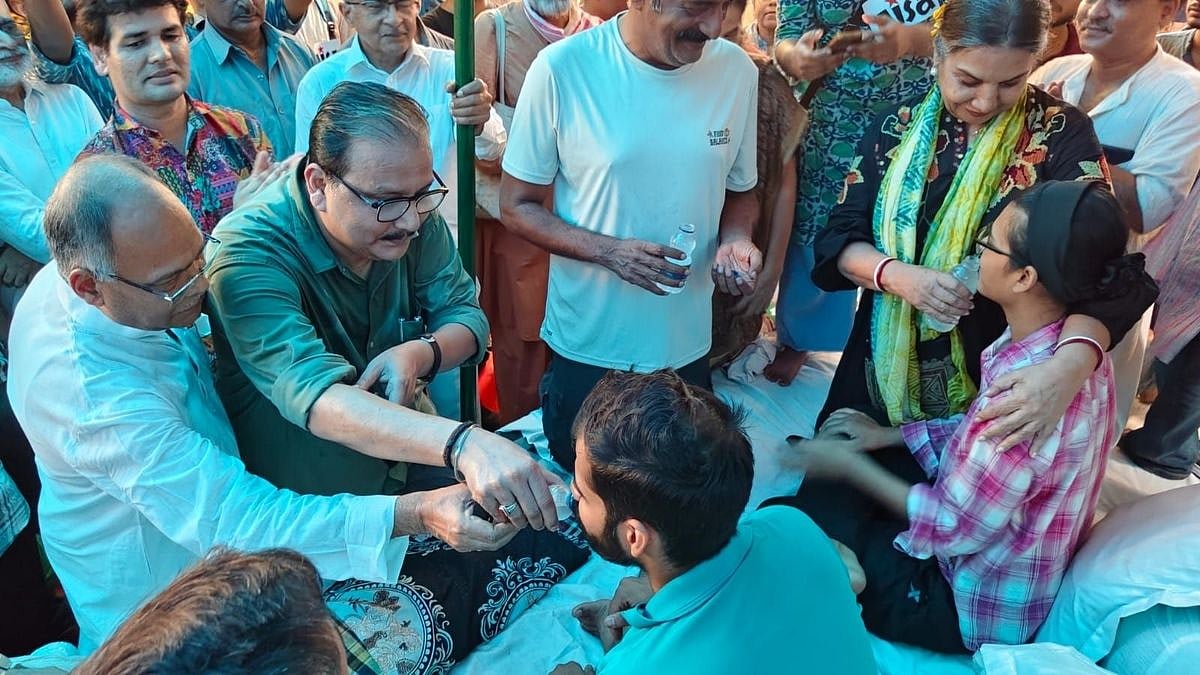 सामाजिक कार्यकर्ताओं ने जंतर मंतर पर भूख हड़ताल पर बैठे आइसा अध्यक्ष नेहा बोरा समेता अन्य कार्यकर्ताओं का अनशन तुड़वाया