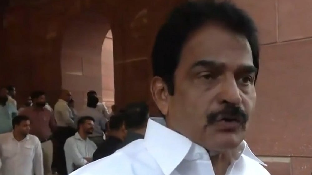 छात्रों की पिटाई, पेपर लीक पर को लेकर विपक्ष ने सरकार को घेरा, जवाबदेही तय करने की मांग की