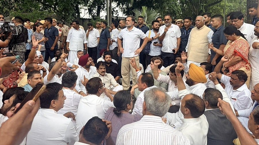 PM आवास के पास धरने पर बैठे खड़गे, राहुल-प्रियंका समेत कई बड़े नेता, शिक्षा मंत्री के इस्तीफे की मांग की