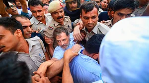 बड़ी खबर LIVE: प्रदर्शन के दौरान हिरासत में लिए गए विपक्षी नेताओं से मिलने मंदिर मार्ग पुलिस स्टेशन पहुंचीं सोनिया गांधी