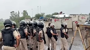 बड़ी खबर LIVE: महापंचायत के लिए किसानों का दिल्ली कूच, सड़कों पर बैरिकेड्स, शंभू बॉर्डर सील, जंतर-मंतर पर डटे हैं 'कॉकरोच'