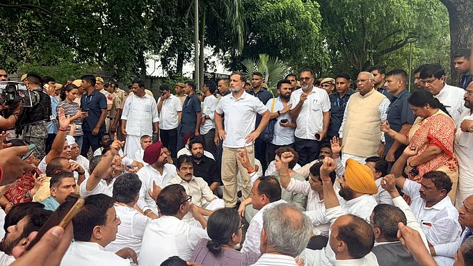 पीएम मोदी आवास के पास राहुल गांधी धरने पर बैठे, खड़गे, प्रियंका समेत कई नेता साथ, कहा- प्रधानमंत्री इस्तीफा दें