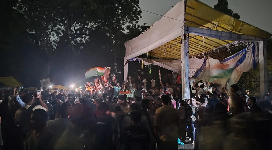 जंतर-मंतर पर फिर से जम गए हैं प्रदर्शनकारी, चारों तरफ बिखरे हैं पुलिस बर्बरता के निशान