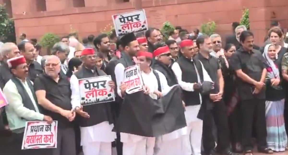 बड़ी खबर LIVE: काले कपड़े पहनकर संसद पहुंचे विपक्षी सांसद, छात्रों पर लाठीचार्ज मामले पर तुरंत सुनवाई से SC का इनकार   