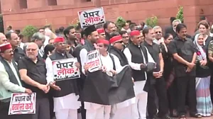 बड़ी खबर LIVE: काले कपड़े पहनकर संसद पहुंचे विपक्षी सांसद, छात्रों पर लाठीचार्ज मामले पर तुरंत सुनवाई से SC का इनकार