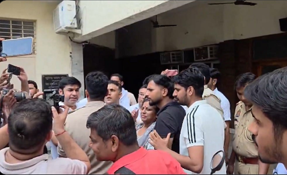 मेरठ में कांग्रेस के 'छात्रों की गूंज' कार्यक्रम के स्थल पर पुलिस ने ताला जड़ा, कई नेताओं को हाउस अरेस्ट किया