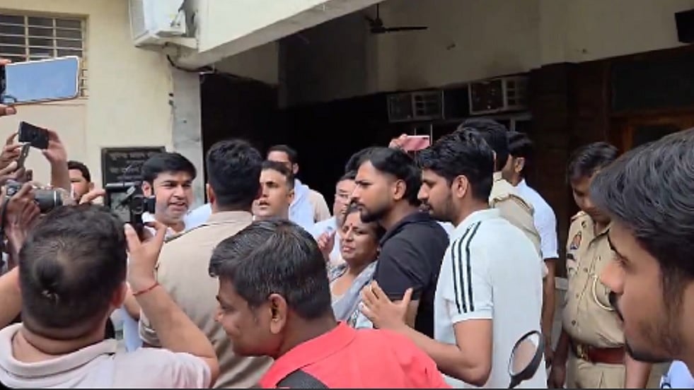 मेरठ में कांग्रेस के 'छात्रों की गूंज' कार्यक्रम के स्थल पर पुलिस ने ताला जड़ा, कई नेताओं को हाउस अरेस्ट किया