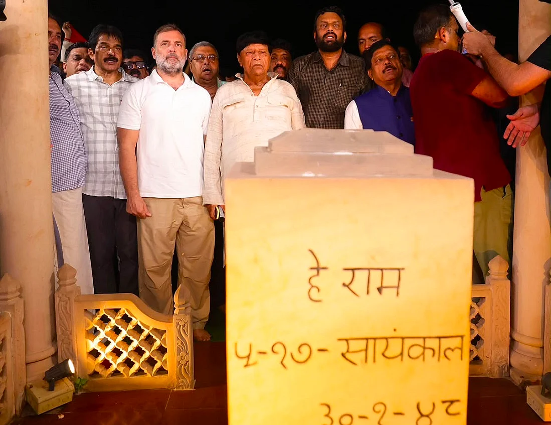 छात्रों के समर्थन में गांधी स्मृति पहुंचे विपक्ष के सांसद, राहुल गांधी बोले- लोकतंत्र की हत्या कर रही है सरकार