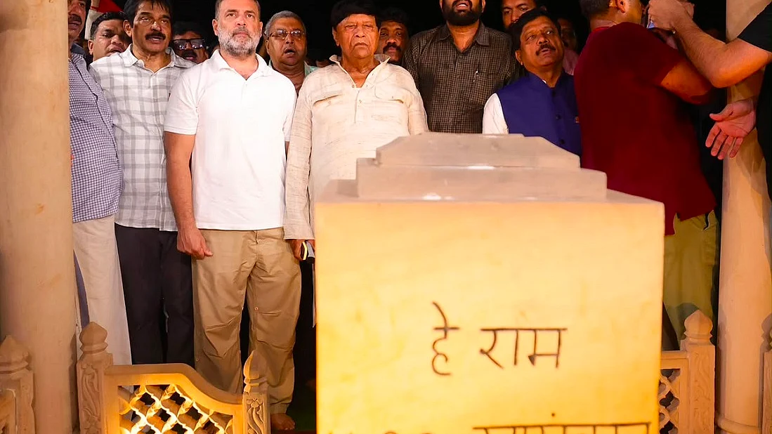 छात्रों के समर्थन में गांधी स्मृति पहुंचे विपक्ष के सांसद, राहुल गांधी बोले- लोकतंत्र की हत्या कर रही है सरकार