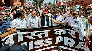 बड़ी खबर LIVE: पेपर लीक के खिलाफ विपक्षी सांसदों का विरोध प्रदर्शन, खड़गे बोले- संसद में बयान दें PM