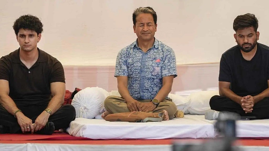 तस्वीर जंतर मंतर पर सोनम वांगचुक द्वारा अनशन शुरु करने वाले पहले दिन की है
