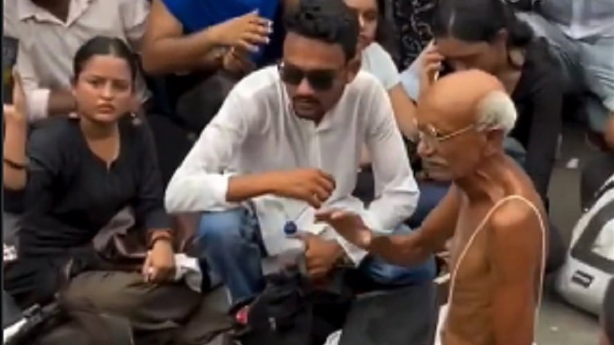 कई मेट्रो स्टेशन बंद होने से दिल्ली में 'दांडी मार्च' जैसा दृश्य, जंतर-मंतर जा रहे छात्रों को दिखे ‘महात्मा गांधी’