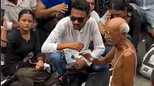 कई मेट्रो स्टेशन बंद होने से दिल्ली में 'दांडी मार्च' जैसा दृश्य, जंतर-मंतर जा रहे छात्रों को दिखे ‘महात्मा गांधी’
