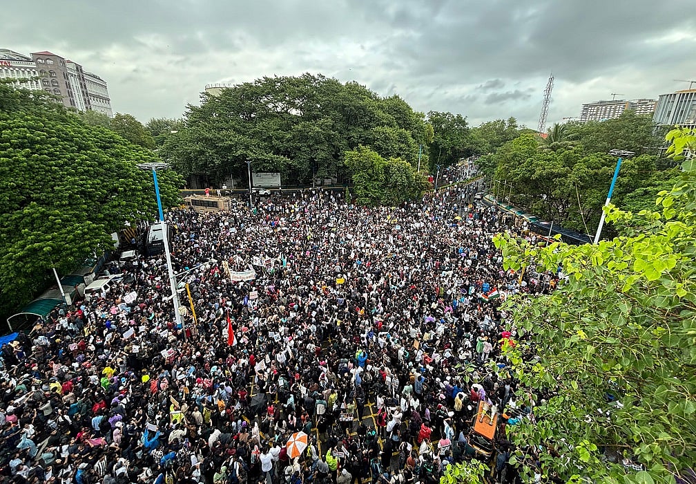पुणे में बारिश के बीच छात्रों और नागरिकों का विशाल मार्च, मुंबई में भी प्रदर्शन, प्रधान के इस्तीफे की मांग
