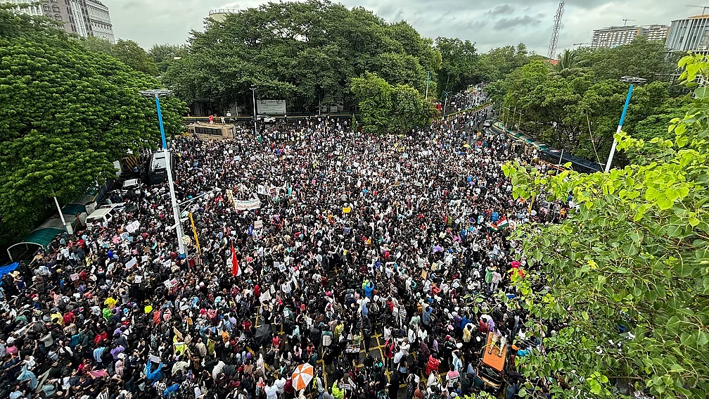 पुणे में बारिश के बीच छात्रों और नागरिकों का विशाल मार्च, मुंबई में भी प्रदर्शन, प्रधान के इस्तीफे की मांग