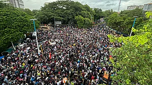 पुणे में बारिश के बीच छात्रों और नागरिकों का विशाल मार्च, मुंबई में भी प्रदर्शन, प्रधान के इस्तीफे की मांग