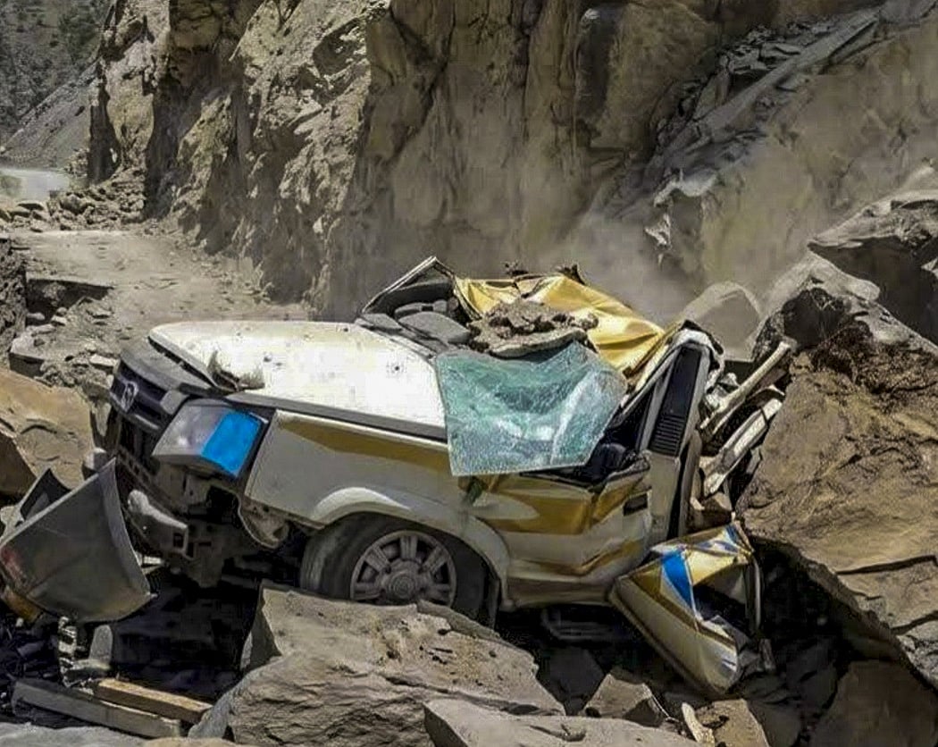 हिमाचल प्रदेशः लाहौल चट्टान गिरने से मलबे में दबी टैक्सी, 13 लोगों की दर्दनाक मौत, दो की जान बाल-बाल बची