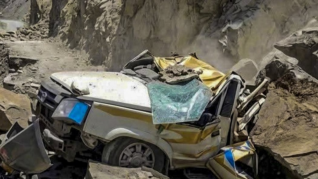 हिमाचल प्रदेशः लाहौल चट्टान गिरने से मलबे में दबी टैक्सी, 13 लोगों की दर्दनाक मौत, दो की जान बाल-बाल बची