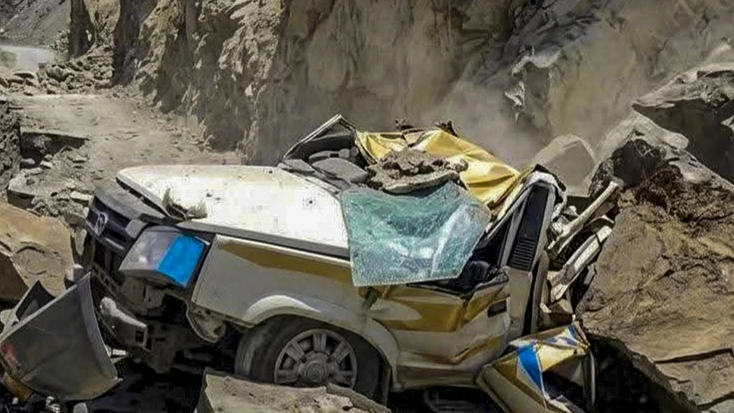 हिमाचल प्रदेशः लाहौल चट्टान गिरने से मलबे में दबी टैक्सी, 13 लोगों की दर्दनाक मौत, दो की जान बाल-बाल बची