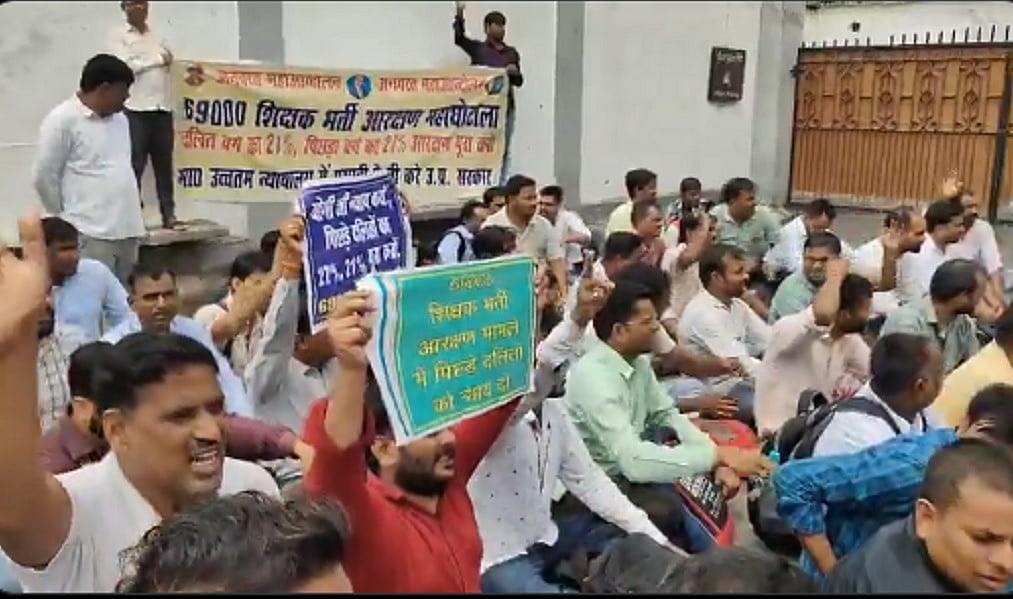 यूपीः शिक्षक अभ्यर्थियों का फूटा गुस्सा, मंत्री का आवास घेरने पहुंचे, लगाए आरोप, पुलिस ने हिरासत में लिया