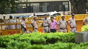 दिल्ली पुलिस की जंतर-मंतर पर अभेद्य किलाबंदी, सड़क पर लोहे की शीट्स और कीलें ठोंकी गईं