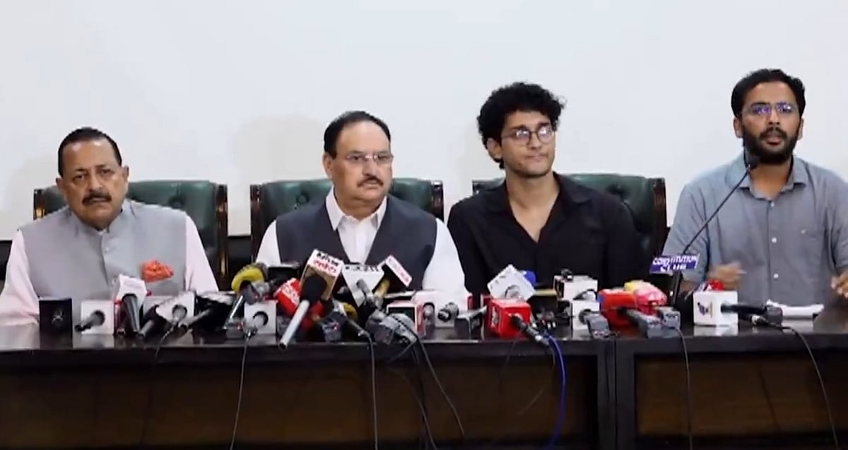 मोदी सरकार ने प्रदर्शनकारियों की तीनों मांगें मानी, कॉकरोच जनता पार्टी का आंदोलन खत्म करने का ऐलान