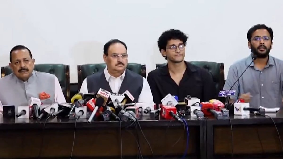 मोदी सरकार ने प्रदर्शनकारियों की तीनों मांगें मानी, कॉकरोच जनता पार्टी का आंदोलन खत्म करने का ऐलान