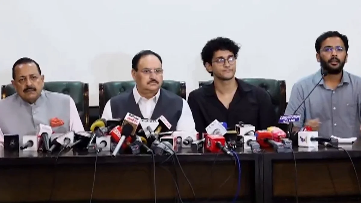 मोदी सरकार ने प्रदर्शनकारियों की तीनों मांगें मानी, कॉकरोच जनता पार्टी का आंदोलन खत्म करने का ऐलान