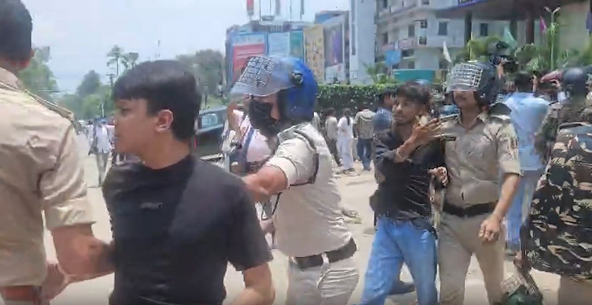 बिहार के कई शहरों में पेपर लीक के खिलाफ बवाल