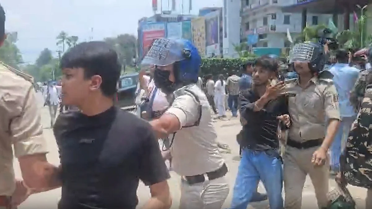 बिहार के कई शहरों में पेपर लीक के खिलाफ बवाल