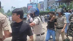 बिहार के कई शहरों में पेपर लीक के खिलाफ बवाल
