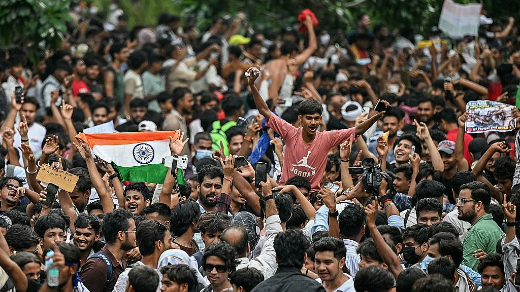 शिक्षा मंत्री का इस्तीफा उस बड़ी जीत का मात्र छोटा सा हिस्सा, जिसे युवा प्रदर्शनकारियों ने हासिल किया