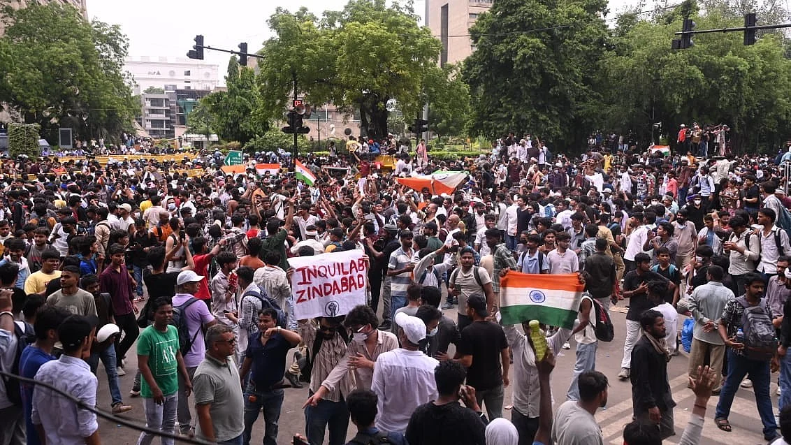 धर्मेंद्र प्रधान के इस्तीफे और सभी मांगे माने जाने के बाद जंतर-मंतर पर जश्न मनाते छात्र-युवा (फोटो - विपिन)