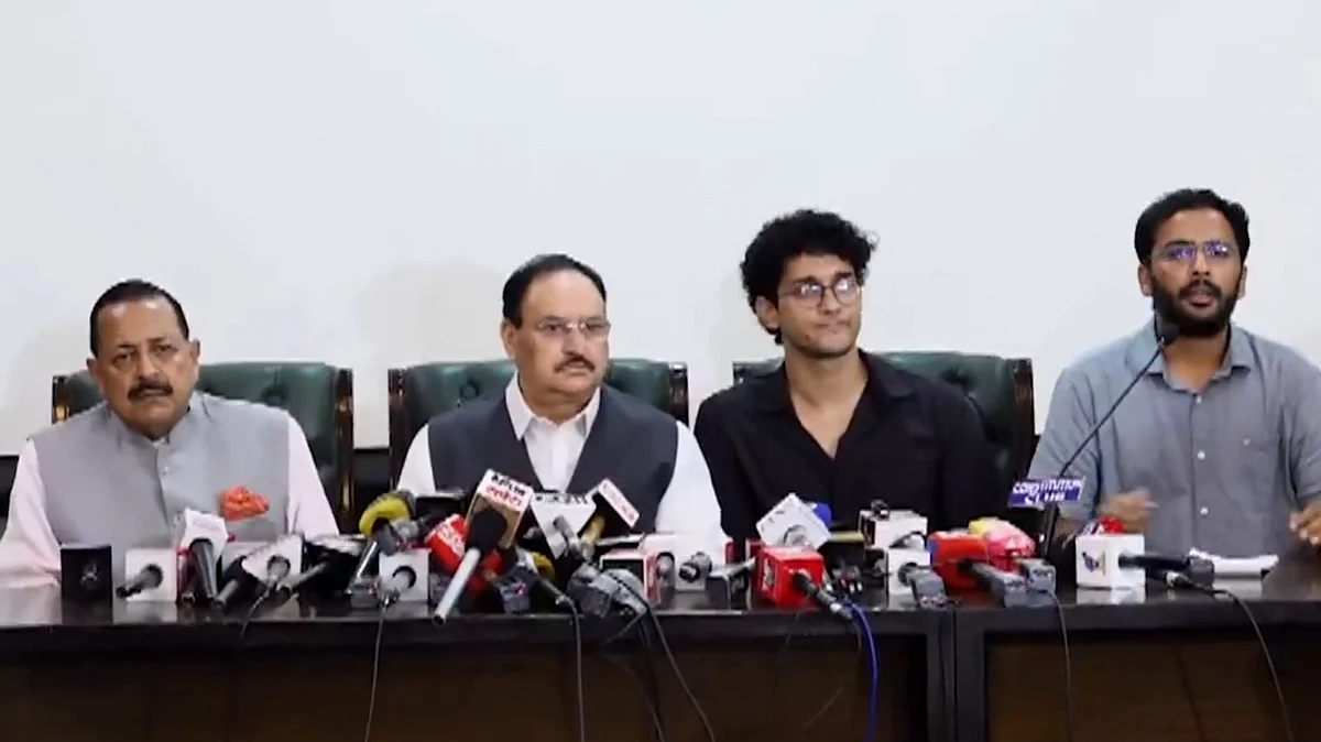 मोदी सरकार ने प्रदर्शनकारियों की तीनों मांगें मानी, कॉकरोच जनता पार्टी का आंदोलन खत्म करने का ऐलान
