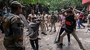 दिल्ली में 20 जुलाई 2026 को छात्रों पर लाठीचार्ज करती पुलिस (Getty Images)