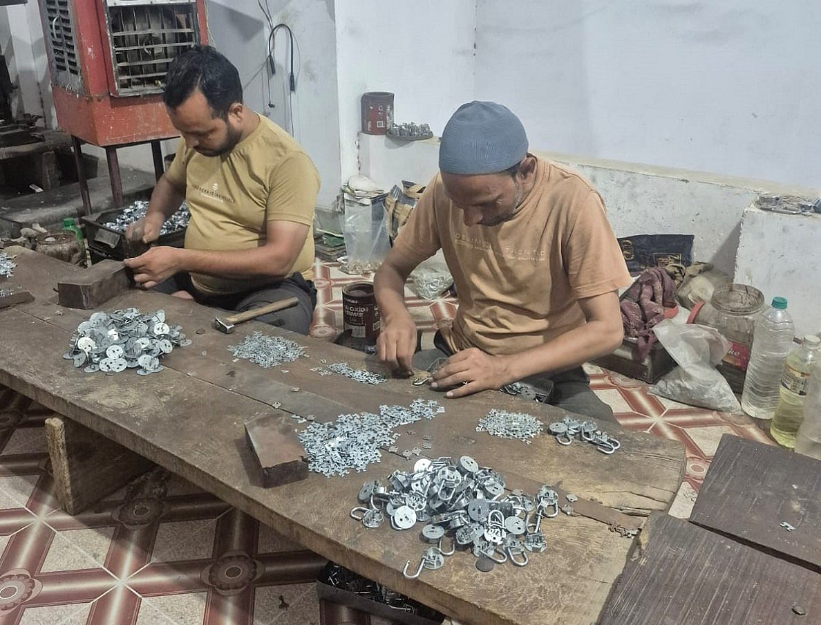 ताला निर्माण की प्रक्रिया पूरी करते हुए कुशल कारीगर