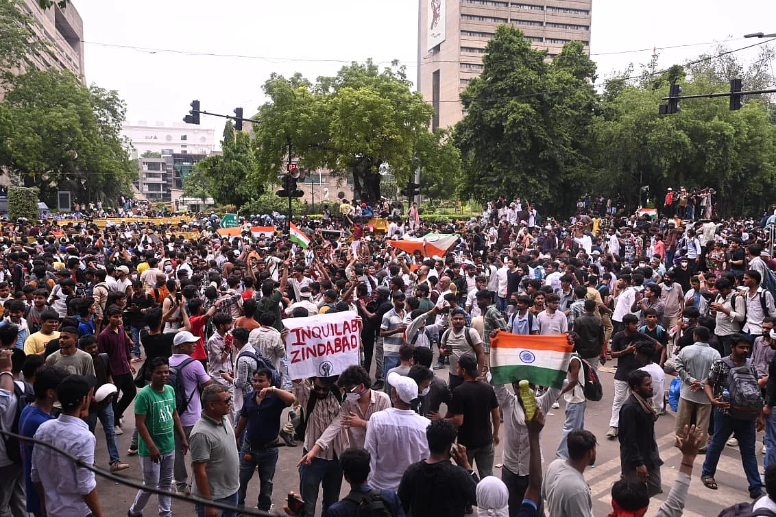 जब उठ खड़े हुए कॉकरोच