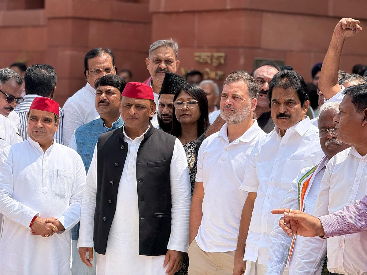 छात्रों पर बलप्रयोग को लेकर विपक्षी सांसदों ने सरकार के खिलाफ प्रदर्शन किया
