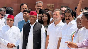 छात्रों पर बलप्रयोग को लेकर विपक्षी सांसदों ने सरकार के खिलाफ प्रदर्शन किया
